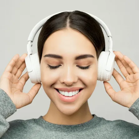 امرأة تستمع إلى الموسيقى وتشعر بالسعادة