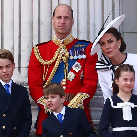 الأمير ويليام والأميرة كيت ميدلتون مع أولادهما في حفل ذكرى ميلاد الملك تشارلز Prince George of Wales, Britain's Prince William, Prince of Wales, Britain's Prince Louis of Wales, Britain's Catherine, Princess of Wales, and Britain's Princess Charlotte of Wales (مصدر الصورة :  HENRY NICHOLLS / AFP)