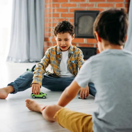 صورة أطفال يلعبون في المنزل