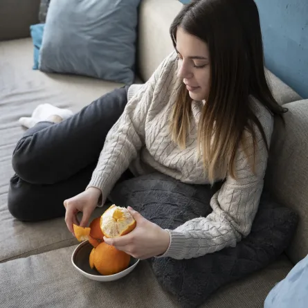 صورة لامرأة تتناول الفاكهة