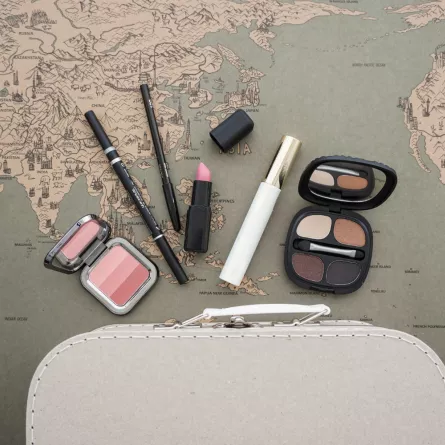 مستحضرات مكياج للسفر