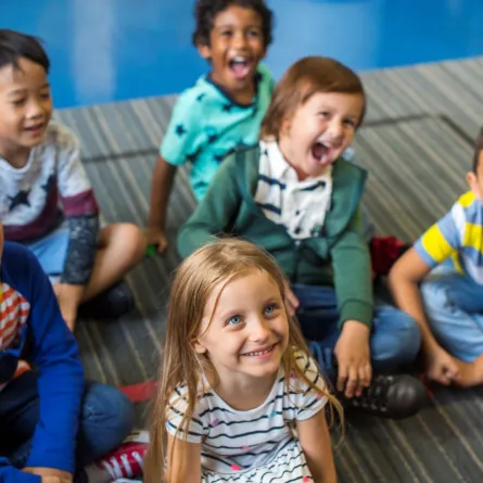 صورة أطفال في الحضانة