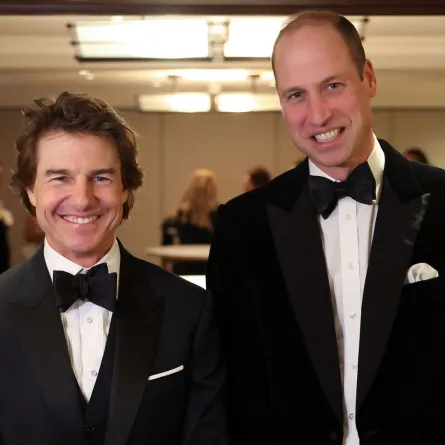 الأمير ويليام مع توم كروز في جمعية الإسعاف الجوي الخيرية بلندن في OWO بوسط لندن (Prince William with Tom Cruise at the London Air Ambulance Charity at The OWO in central London). مصدر الصورة: Daniel LEAL / POOL / AFP
