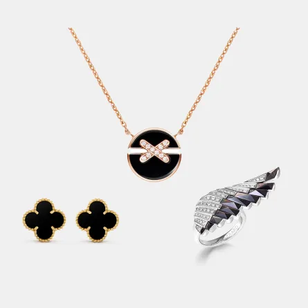 مجوهرات باللون الأسود 