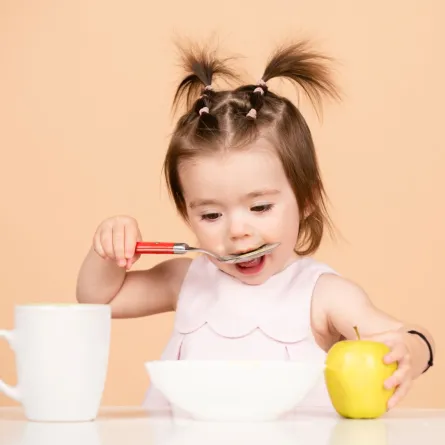 صورة لطفلة تأكل أطعمة معتادة