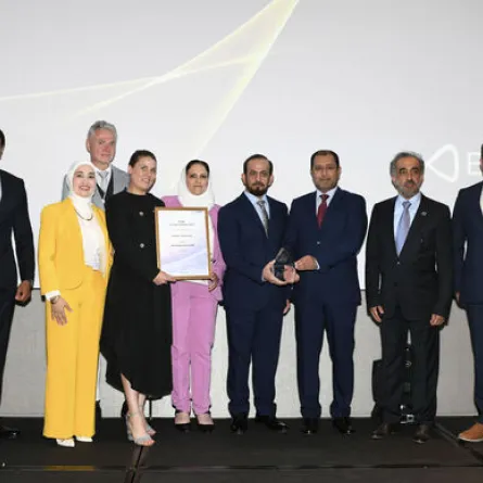 لحظة تسلم الجائزة. الصورة من مكتب أبوظبي الإعلامي