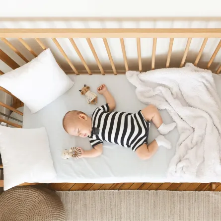 صورة لطفل في سريره بداخل غرفته