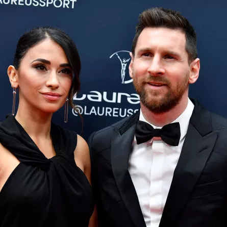 ليونيل ميسي وزوجته أنتونيلا روكوزو في باريس (Lionel Messi and his wife Antonela Roccuzzo in Paris). مصدر الصورة: JULIEN DE ROSA / AFP