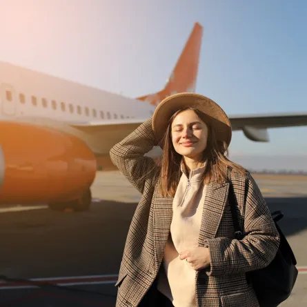 سائحة تستعد للسفر بالطائرة 