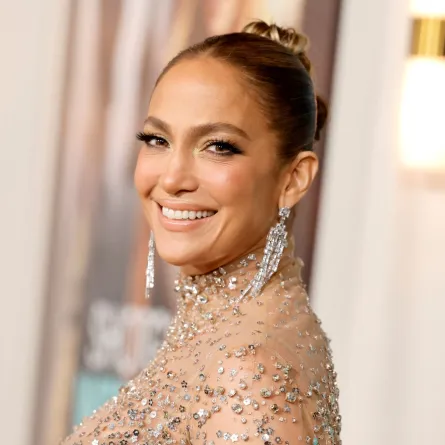 جينيفر لوبيز في مسرح TCL الصيني في هوليوود، كاليفورنيا (Jennifer Lopez at TCL Chinese Theatre in Hollywood, California). مصدر الصورة: Emma McIntyre/Getty Images/AFP