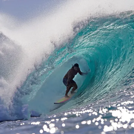 تامايو بيري يركب الأمواج على الشاطئ الشمالي في أواهو في هاواي (Tamayo Perry surfs on Oahu's North Shore Hawaii). مصدر الصورة: AFP / Brian Bielman Photography / brian bielmann