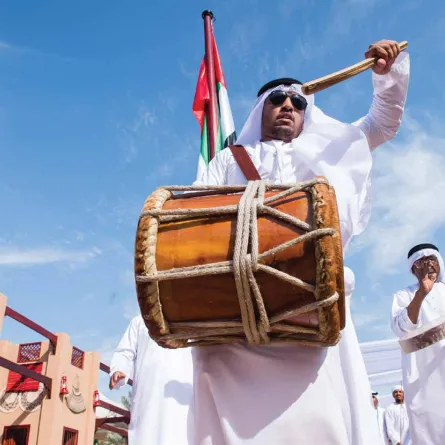 نظرة على آلات الإيقاع المستخدمة في فنون الأداء التقليدية في الإمارات (الصورة من كتيب آلات الإيقاع المستخدمة في فنون الأداء التقليدية - دولة الإمارات العربية المتحدة - دائرة الثقافة والسياحة - أبوظبي)