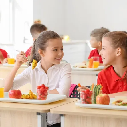 صورة لأطفال يتناولون طعاماً صحياً
