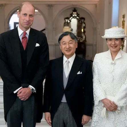 الأمير ويليام مع إمبراطور اليابان ناروهيتو والإمبراطورة اليابانية ماساكو في لندن (Prince William with Japan's Emperor Naruhito and Japan's Empress Masako in London). مصدر الصورة: Jordan Pettitt / POOL / AFP