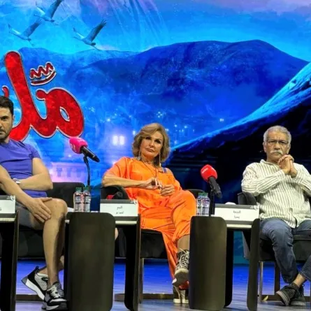 يسرا مع أبطال مسرحية "ملك والشاطر"- تصوير: زكية البلوشي