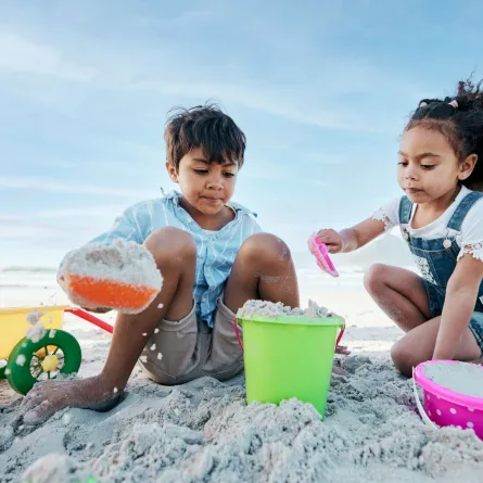 صورة طفلين يلعبان بالرمل