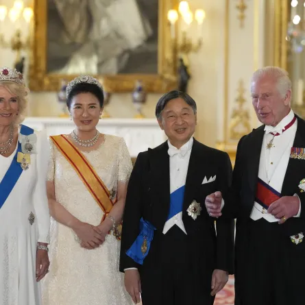 الملكة كاميلا ترتدي تاج الياقوت البورمي وإمبراطور اليابان ماساكو ترتدي تاج الأقحوان المرصع 