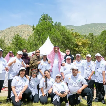 أمير منطقة الباحة الأمير الدكتور حسام بن سعود متوسطا أعضاء ومنسوبي جمعية أصدفاء ذوي الإعاقة 