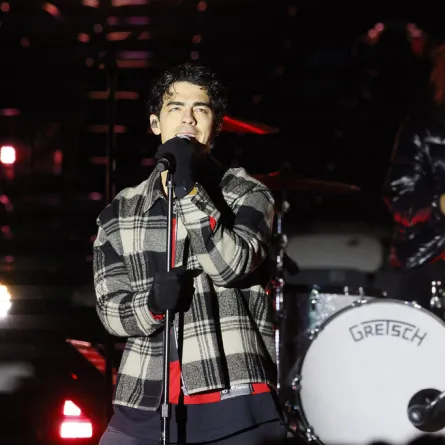 جو جوناس Joe Jonas في نيوجيرسي (مصدر الصورة: BRUCE BENNETT / GETTY IMAGES NORTH AMERICA / Getty Images via AFP)