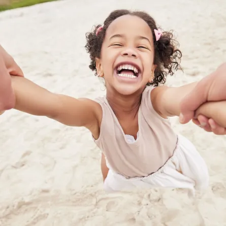 صورة طفلة تضحك