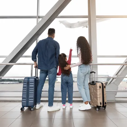 عائلة صغيرة في المطار 