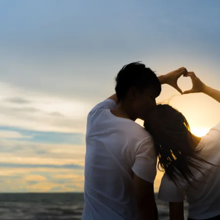 شاب وفتاة زوجان رومانسيان وسعيدان