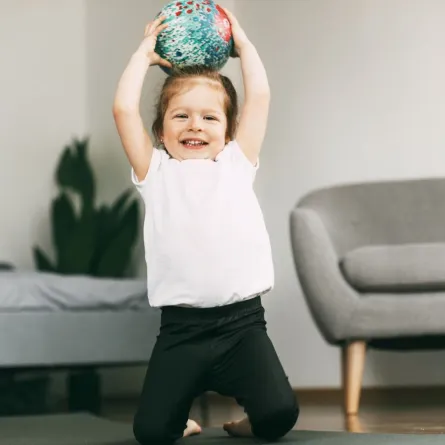 صورة طفلة تلعب بمقتنيات البيت