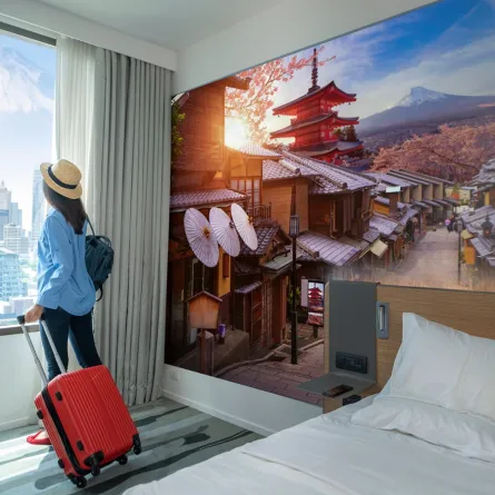 مسافرة تصل إلى الغرفة في الفندق