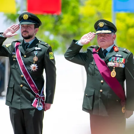 الملك عبدالله والأمير الحسين King Abdullah II and Crown Prince Hussein في عمان (مصدر الصورة: Chris Setian / Jordanian Royal Palace / AFP)