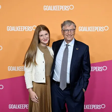 جينيفر جيتس نصار وبيل جيتس في موسيقى الجاز في مركز لينكولن في مدينة نيويورك (Jennifer Gates Nassar and Bill Gates at Jazz at Lincoln Center in New York City). مصدر الصورة: Paula Lobo/Getty Images for Gates Archive/AFP
