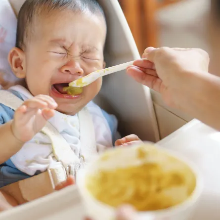 صورة لطفل رضيع يبكي