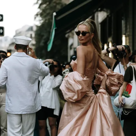 فستان زهري بقصة الأميرات- الصورة من Launchmetrics/Spotlight ©