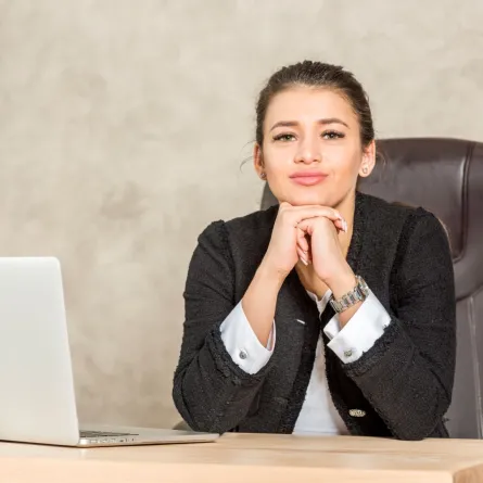 شابة جميلة مبتسمة في العمل