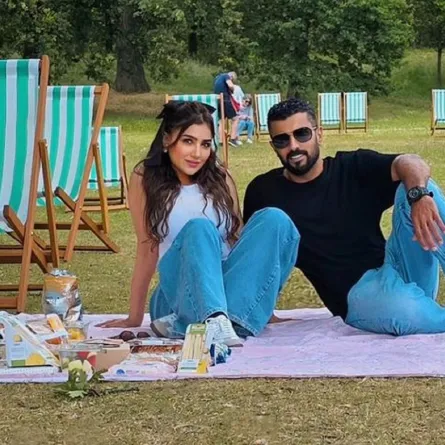 لقطات رومانسية جمعت مي عمر بزوجها المخرج محمد سامي.. أحدثها نزهة في لندن