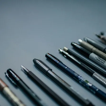 أدوات تستخدم في الخط العربي. الصورة من unsplash