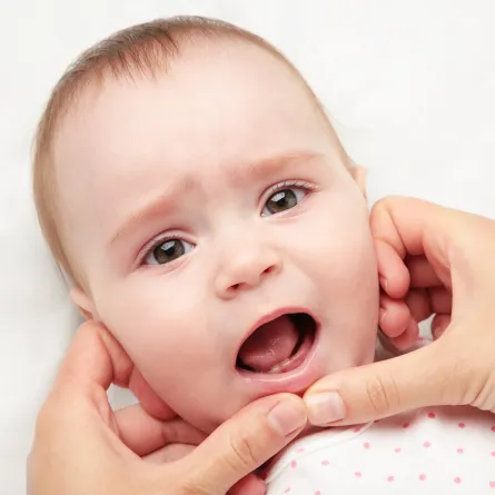 متى يمكن القلق على تأخر طفلك في التسنين والعمر المناسب للتسنين الطبيعي؟