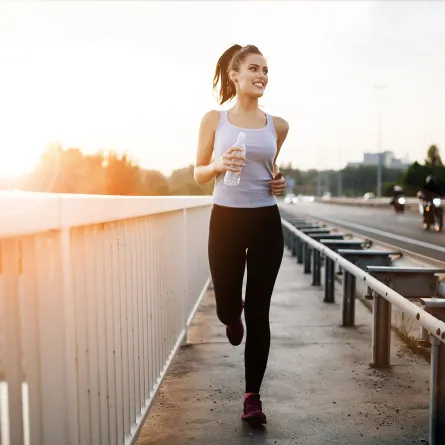 امرأة تمارس رياضة المشي