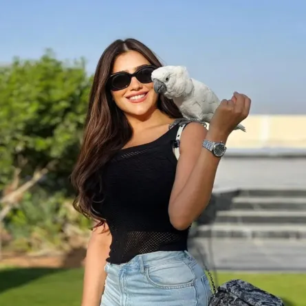 مي عمر بساعة معدنية بميناء كبيرة- الصورة من حسابها الرسمي على إنستغرام