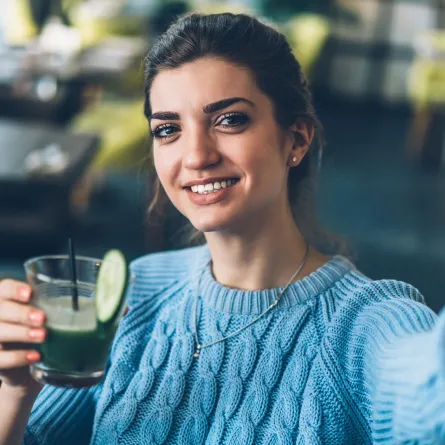 صورة امرأة تشرب عصير الخيار