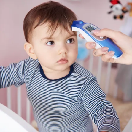 قياس درجة حرارة الطفل