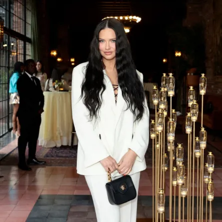  أدريانا ليما Adriana Lima - (مصدر الصورة: Dimitrios Kambouris/Getty Images for Victoria's Secret/AFP )  