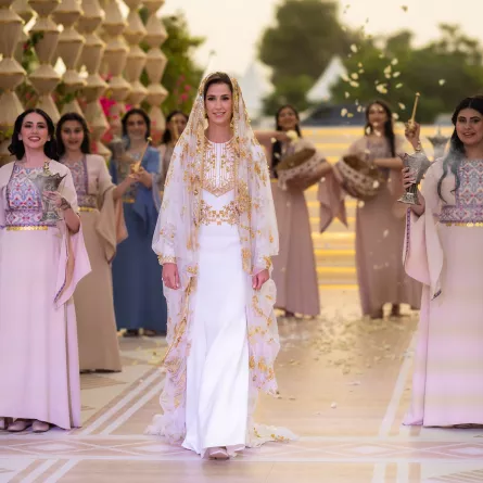 الأميرة رجوة الحسين في يوم حنتها Saudi fiancée Rajwa al-Saif during a pre-wedding dinner party in Amman on May 22, 2023( مصدر الصورة: Office of Her Majesty Queen Rania Al Abdullah / AFP) 