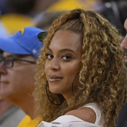 العناية بالشعر الكيرلي على طريقة بيونسيه