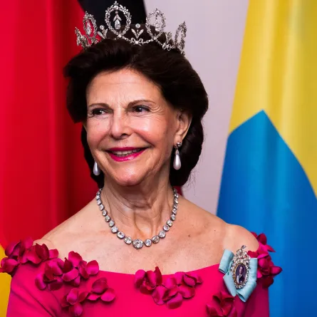 الملكة سيلفيا ملكة السويد ترتدي طقماً ملكياً مرصعا بالألماس في أحد المناسبات المهمة