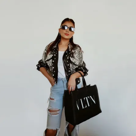 مي عمر بالجينز- الصورة من حسابها الرسمي على انستغرام