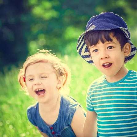 صورة صبي وبنت تحت الشمس