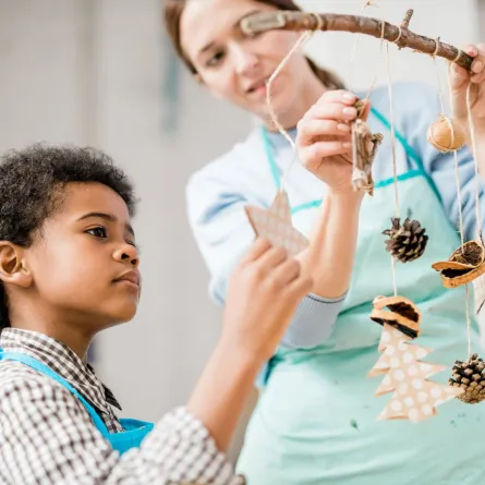 صورة طفل يمارس الأشغال اليدوية