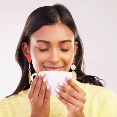 صورة امرأة تشرب الحلبة