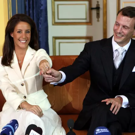 الأمير يواكيم Prince Joachim وخطيبته ماري  Marie Cavallier أثناء إعلان خطبتها في أكتوبر 2007 ( مصدر الصورة: Niels Henrik Dam/Getty Images)