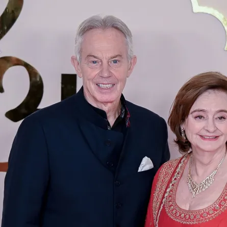 توني بلير مع زوجته شيري بلير في حفل زفاف أنانت أمباني وراديكا ميرشانت في مومباي (Tony Blair with his wife Cherie Blair at he wedding ceremony of Anant Ambani and Radhika Merchant in Mumbai). مصدر الصورة: Punit PARANJPE and Punit PARANJPE / AFP